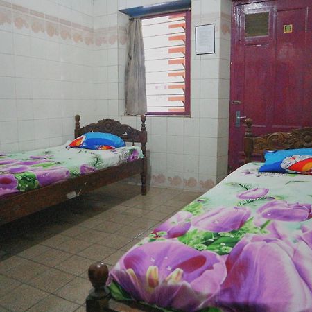 Oyo Life 1972 Aman Family Inn Syariah Ponorogo Exterior foto